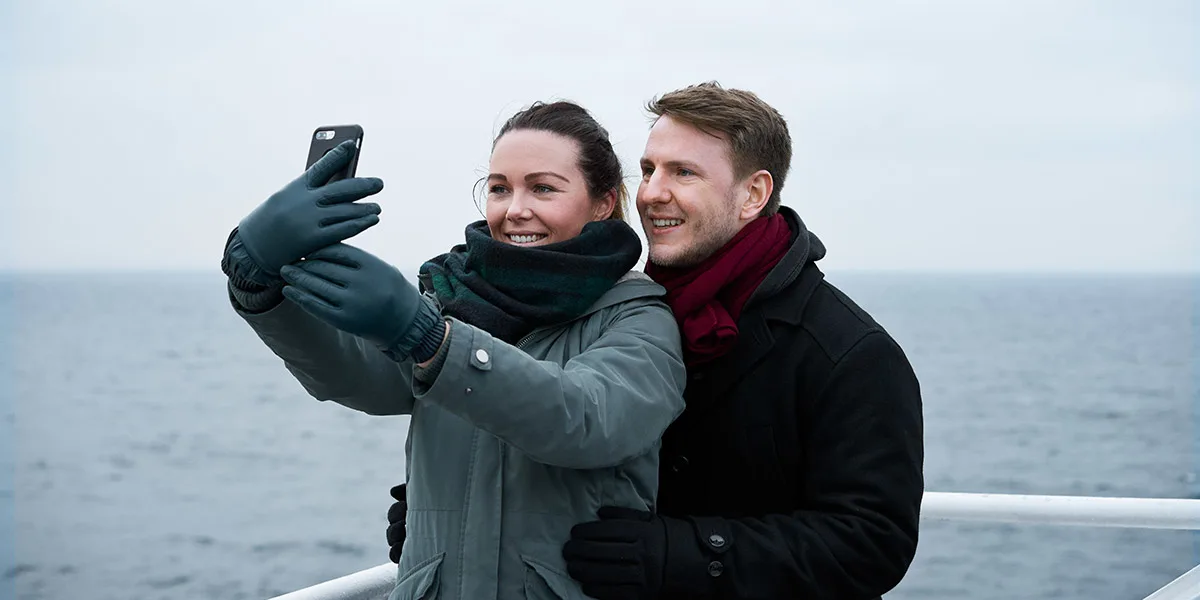Paar macht ein Selfie an Deck der DFDS-Fähre
