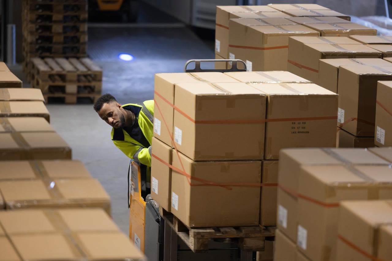 DFDS worker moving supply in a warehouse.
