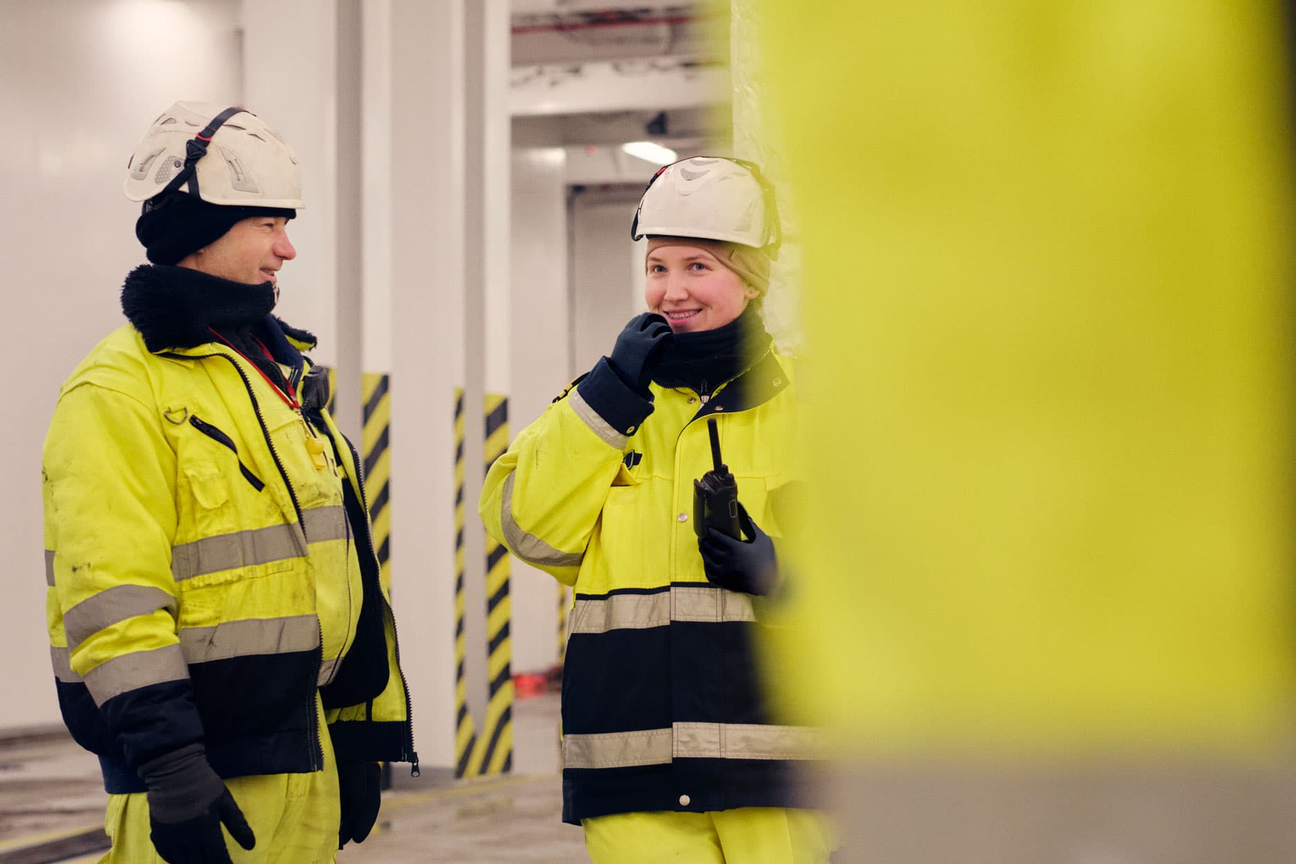 Two DFDS warehouse workers in conversation.