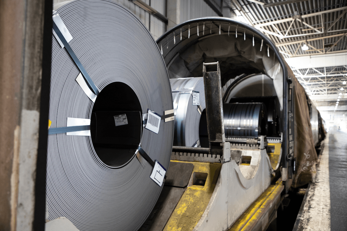 Une cargaison de métaux DFDS chargée dans un entrepôt